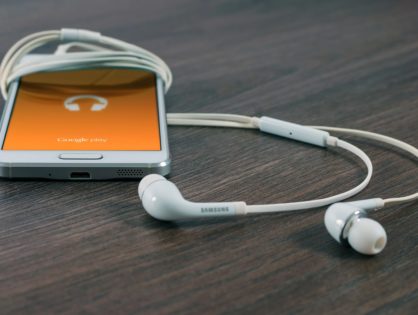Słuchaj audiobooków podczas wakacyjnych podróży