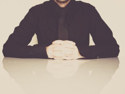 Zrób z siebie milionera – w 5 krokach do frajera. O internetowych guru biznesu